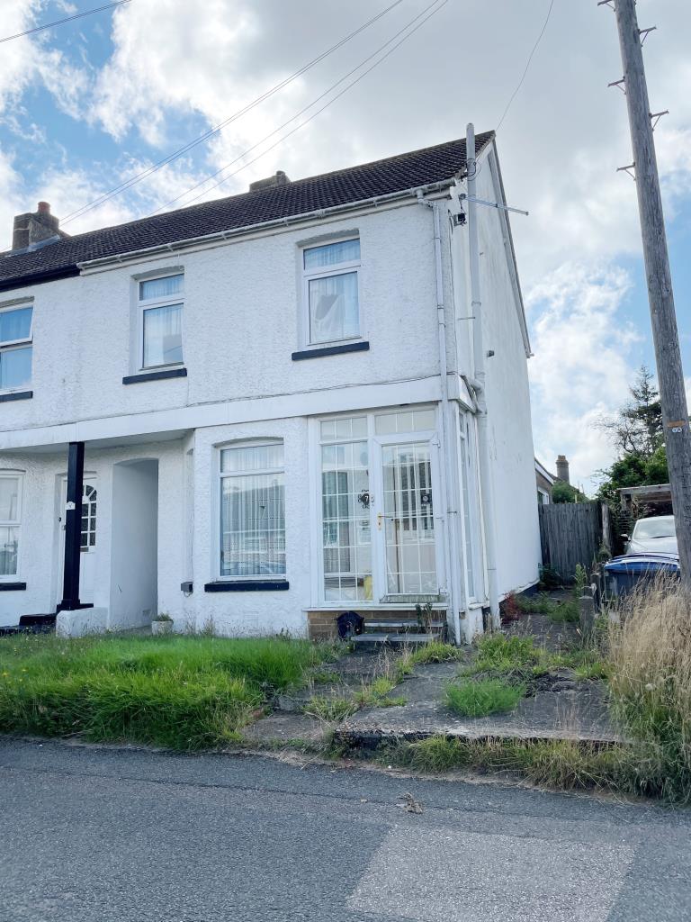 Lot: 63 - TWO-BEDROOM HOUSE FOR REFURBISHMENT - House with side access to garden